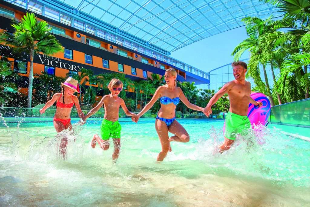 Hotel Victory Therme Erding TE_Wellenbad_Familie in der Brandung